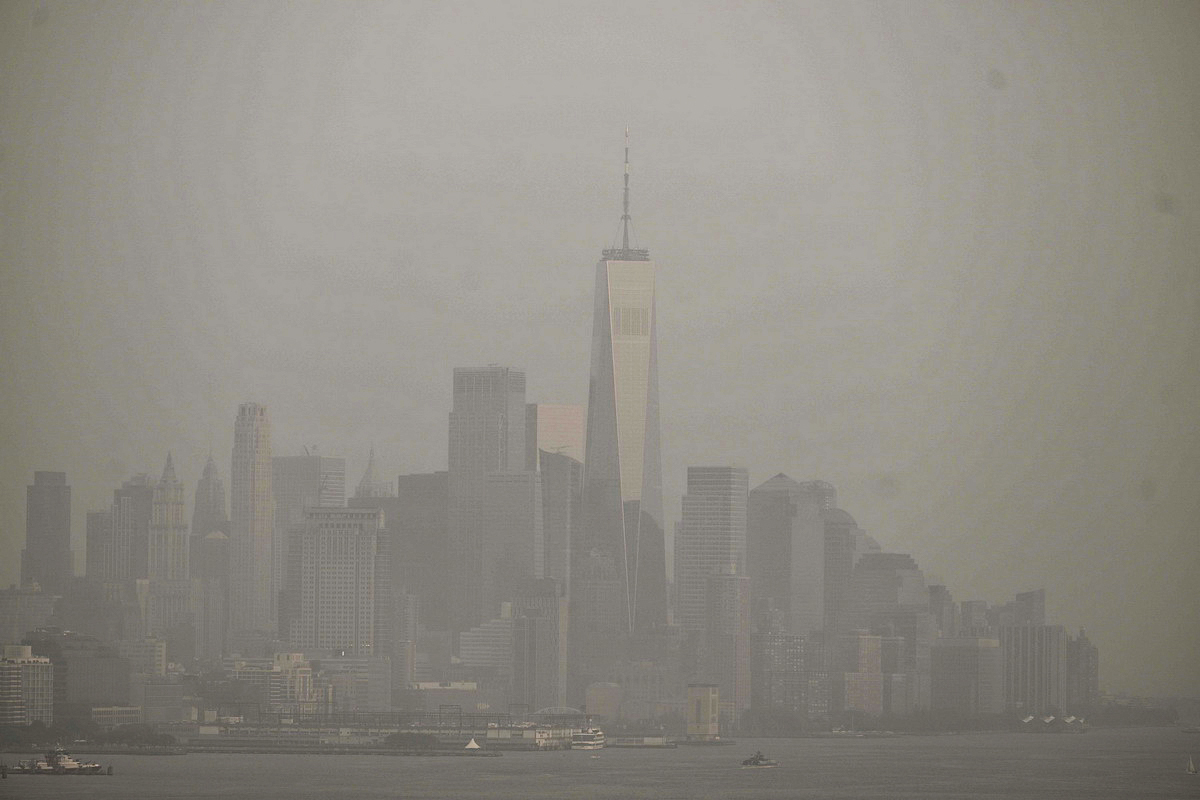 6月29日，美国纽约，烟雾笼罩城市上空。由于加拿大野火产生的烟雾，美国纽约的空气质量处于不健康水平。官员们表示，未来几天空气质量可能会恶化。