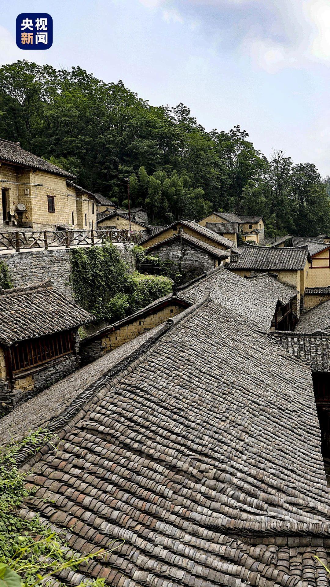 △凤凰竹山村村内建筑形式多样，是中国传统村落和中国少数民族特色村寨。