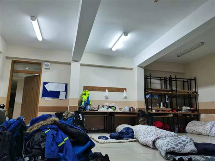 蓝天救援队队员深夜回营地作短暂休整。张昀路供图