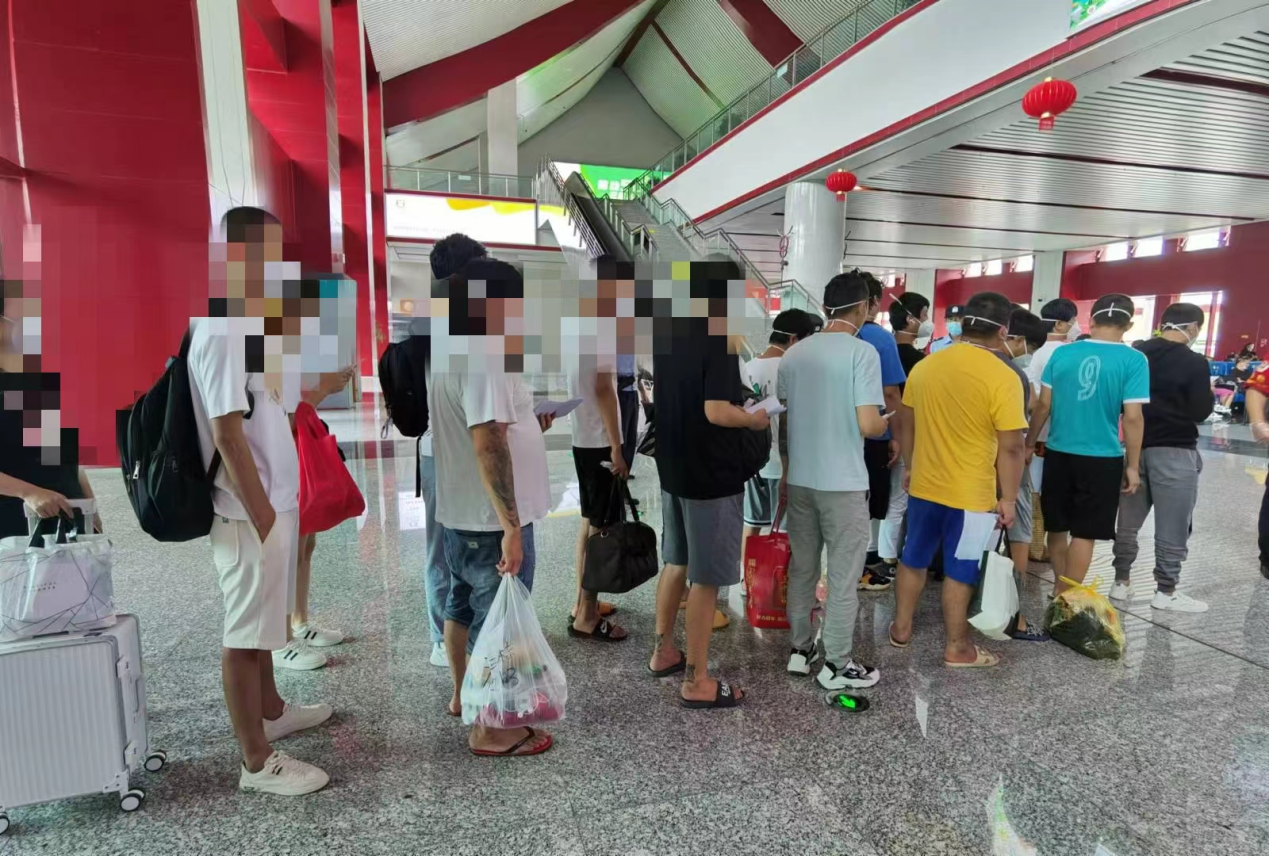 2022年7月,来自全国多个省份的人在云南省临沧市火车站等待回家,他们都是从缅甸被解救回国的人员。本文图片均由海原县公安局提供