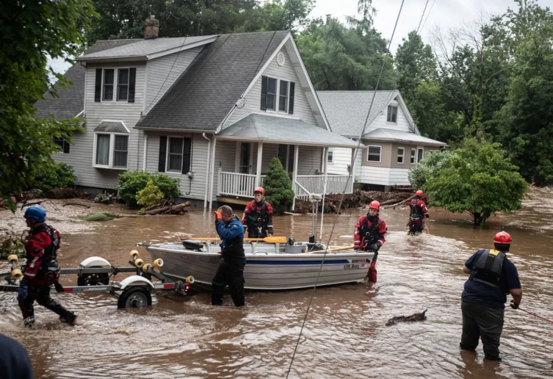 ◆在纽约斯托尼波因特，暴雨导致哈德逊河谷发生洪水，紧急救援人员驾驶船只营救房屋被洪水围困的居民。