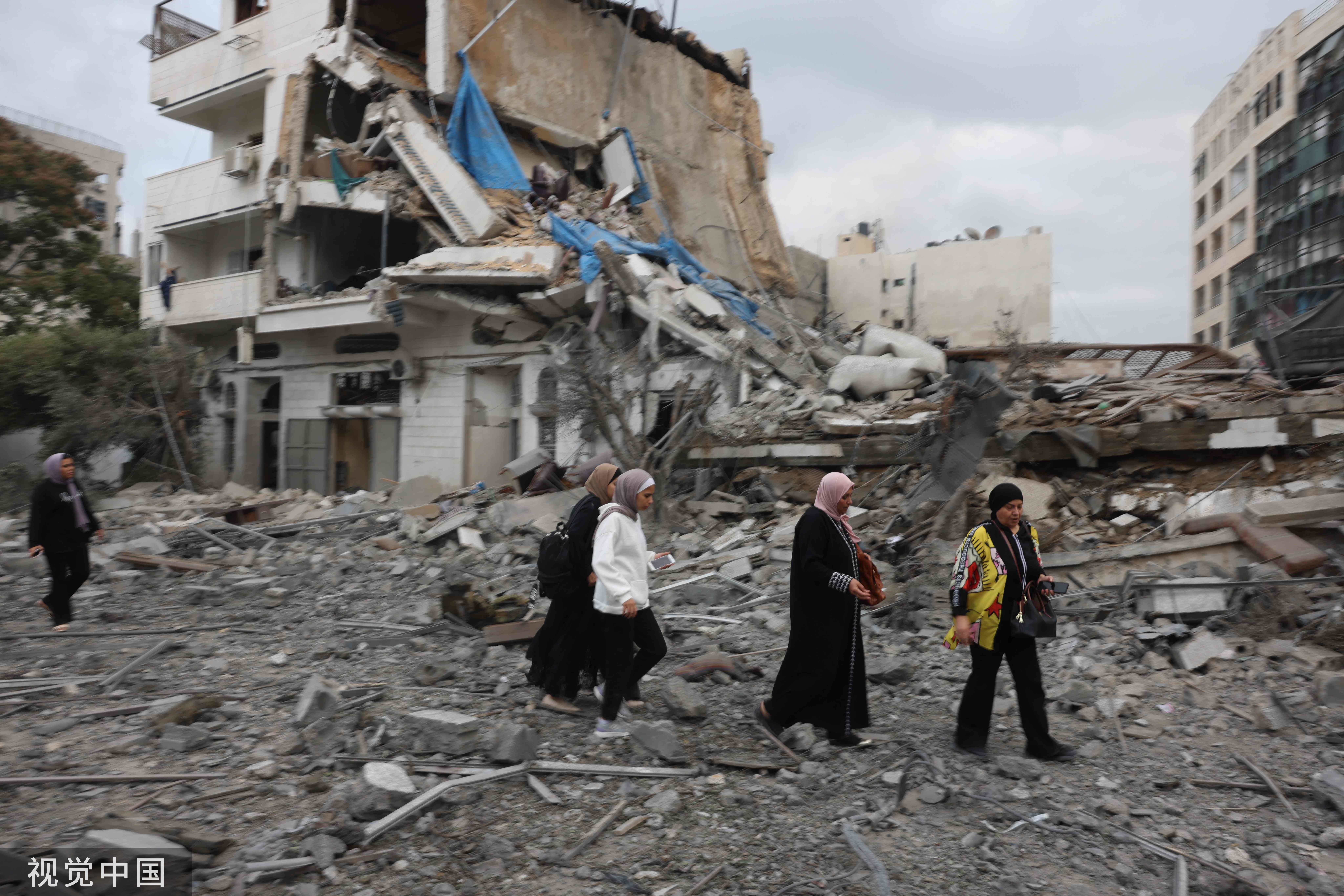 当地时间10月10日，加沙城，当地遭受以色列空袭后满目疮痍，巴勒斯坦民众在废墟中艰难求生。图源：视觉中国
