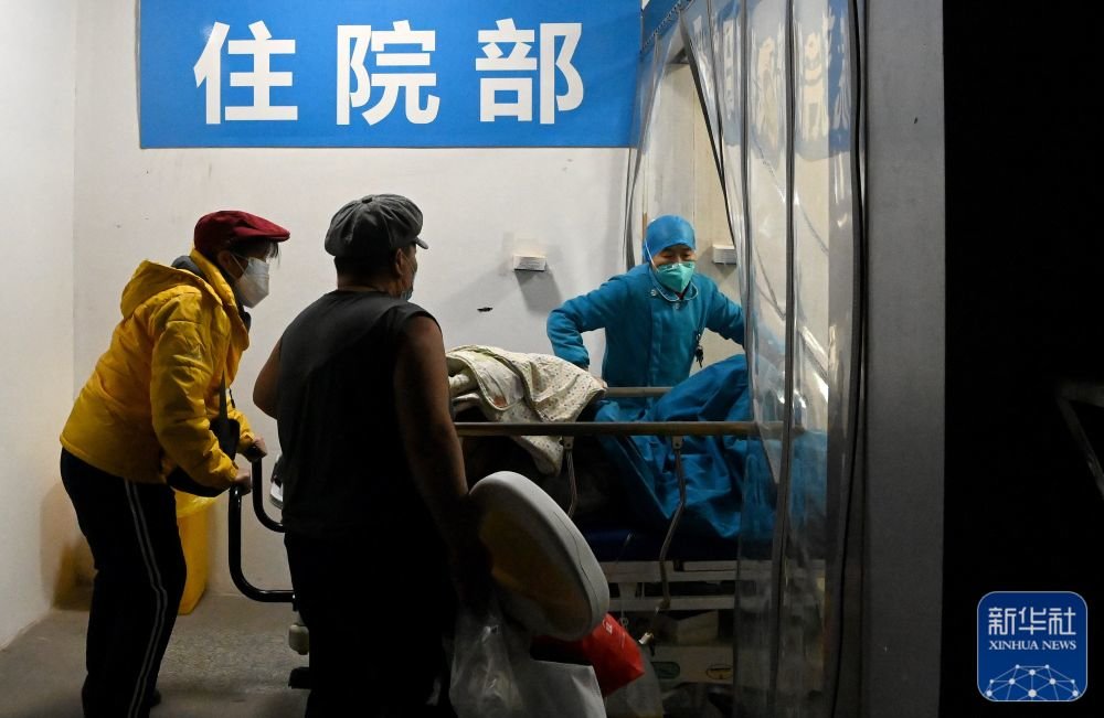 2022年12月31日，西安交通大学第一附属医院急诊科的医务人员帮助家属将患者转往住院部治疗。