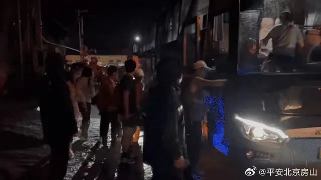 ▲房山区群众进行疏散。