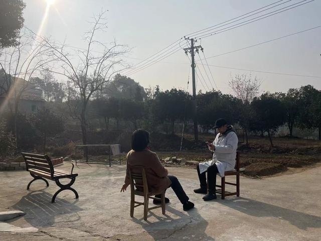 刘和平在问诊。 图/九派新闻记者 覃钰钰