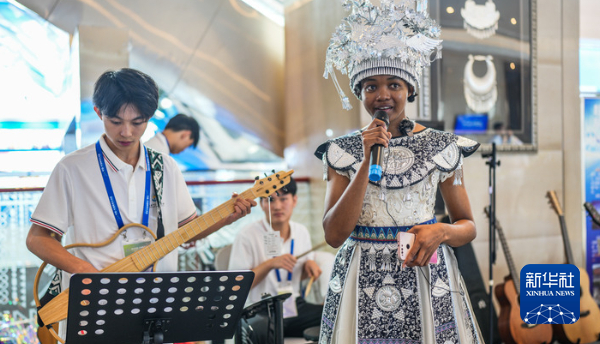 8月29日，国际留学生在交流周活动上演唱歌曲《山水贵客》。 新华社记者 陶亮 摄