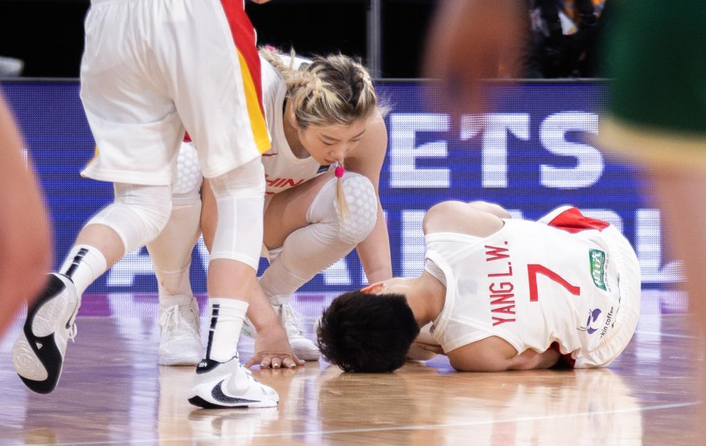 7月1日，中国队球员杨力维（右）在比赛中被撞倒。新华社发（胡泾辰摄）