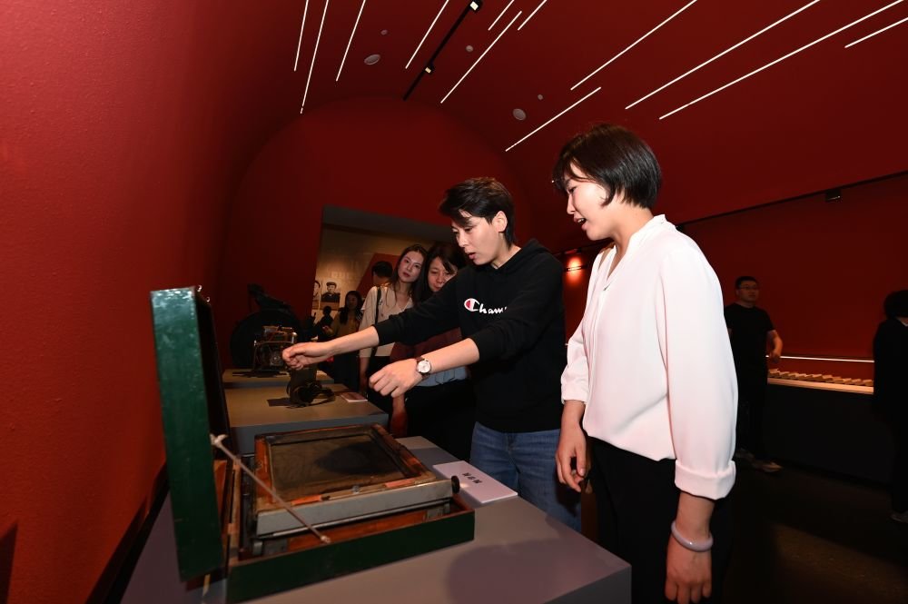 ↑5月30日，观众在中国国家版本馆西安分馆参观“中华文化经典版本展（西部篇）”。新华社记者 李一博 摄
