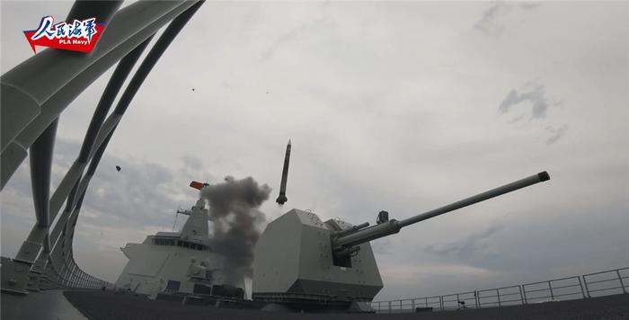 中国海军055型驱逐舰发射舰空导弹  资料图  图源：人民海军官方微博