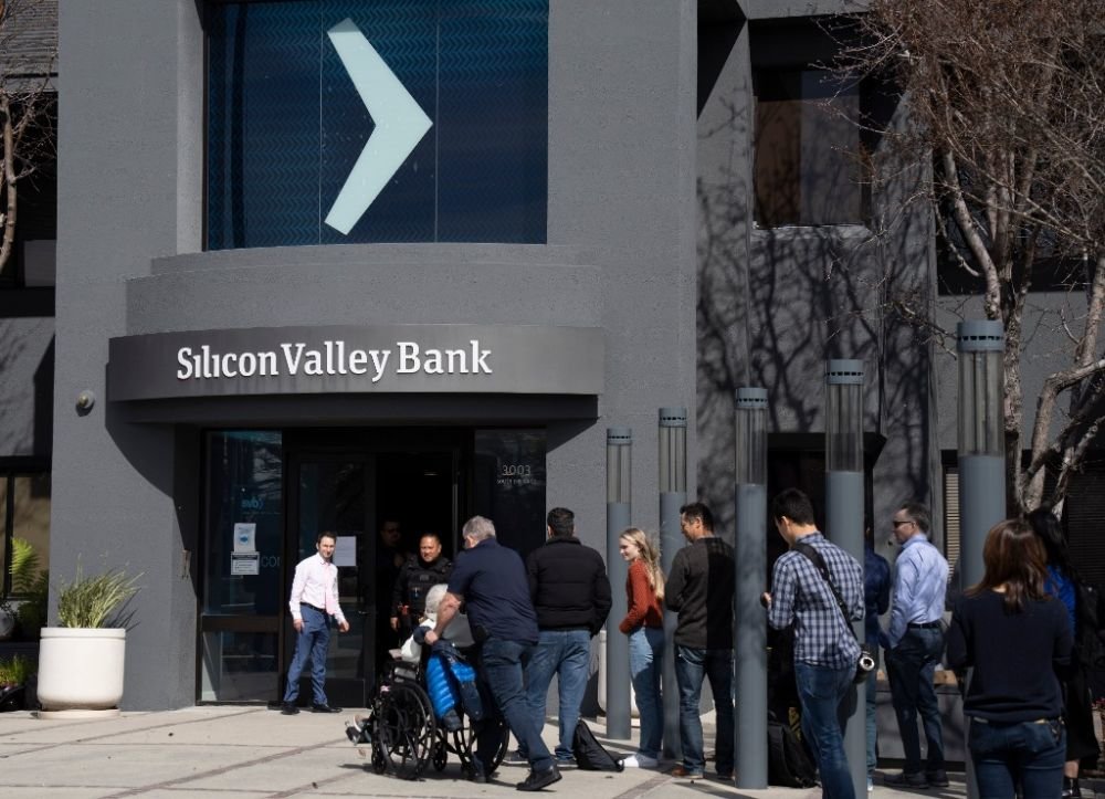 3月13日，客户在美国加利福尼亚州圣克拉拉市硅谷银行总部外排队等候办理业务。新华社发（李建国摄）