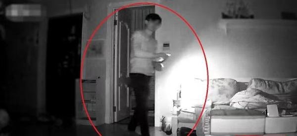 嫌疑人入室盗窃时被业主家的智能摄像头拍下