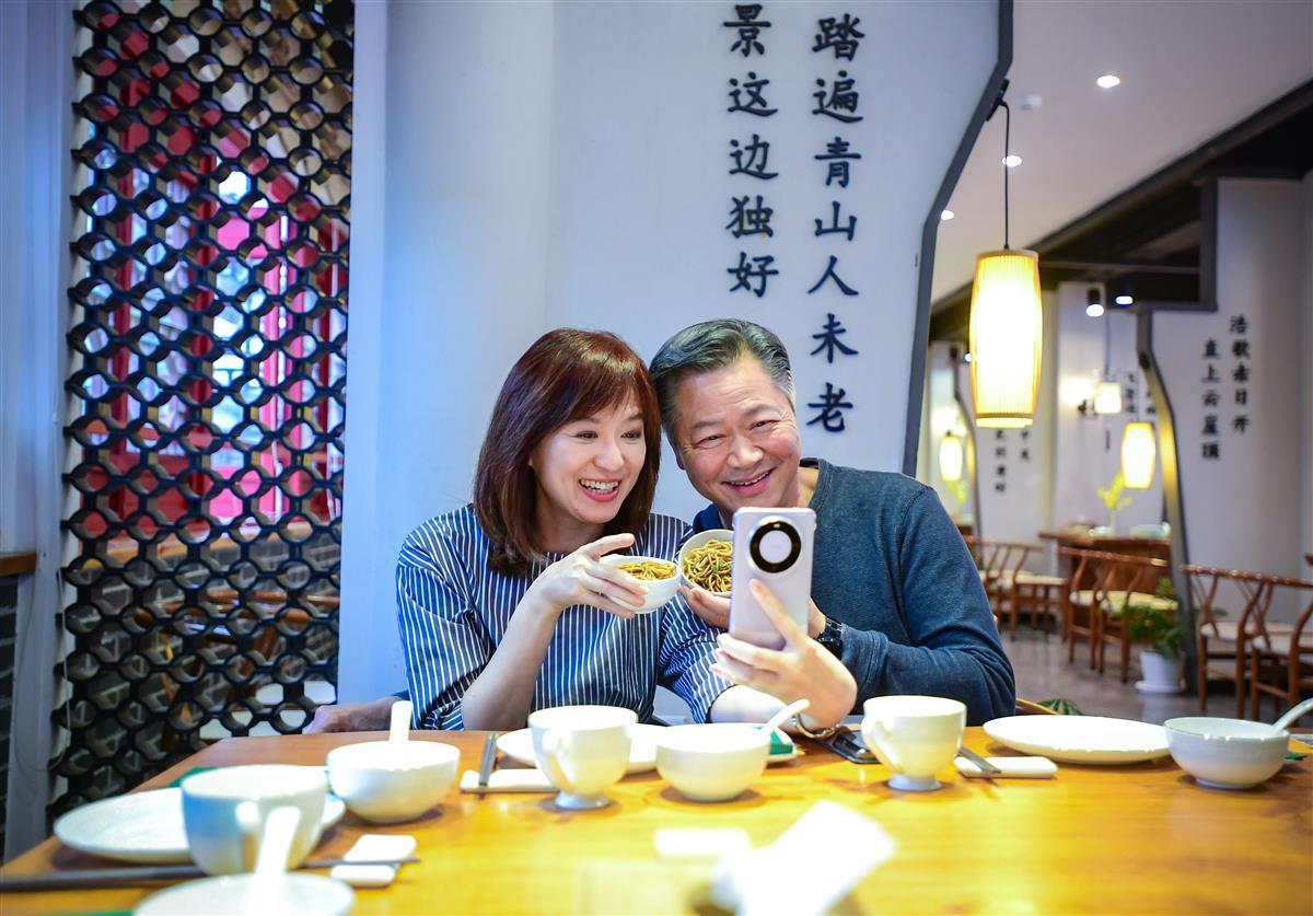 赖岳谦夫妇品尝热干面1.jpg