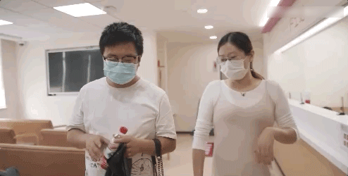 一对决定使用供精怀孕的夫妻。/《奇妙的蛋生》