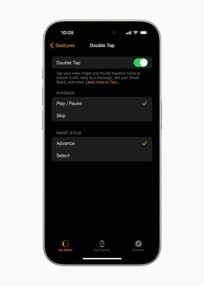 用户在 iPhone 15 Pro 的设置中选择双指互点两下的自定义设置。