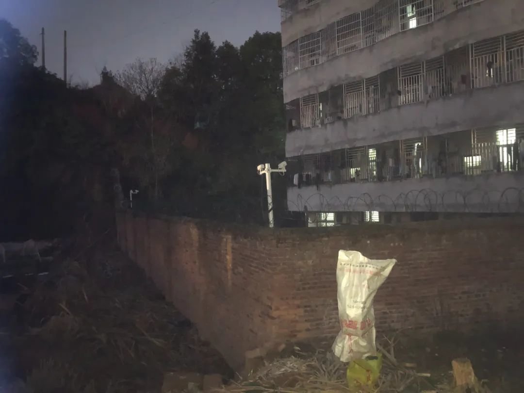 男生宿舍楼外围墙现在安装了监控和铁丝网 摄/赵雨萌