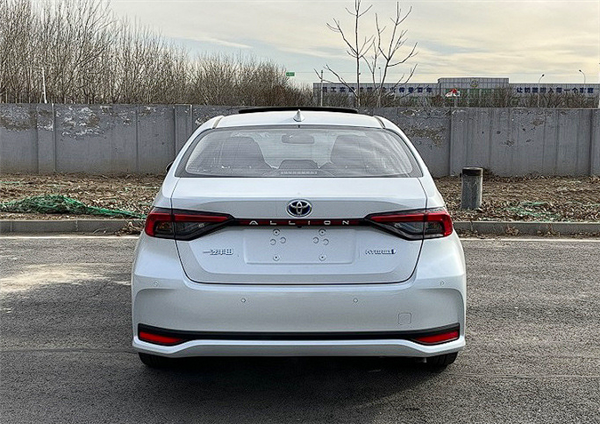 15.98万起 新款丰田亚洲狮双擎版上市:买它还是比亚迪海豹DM-i