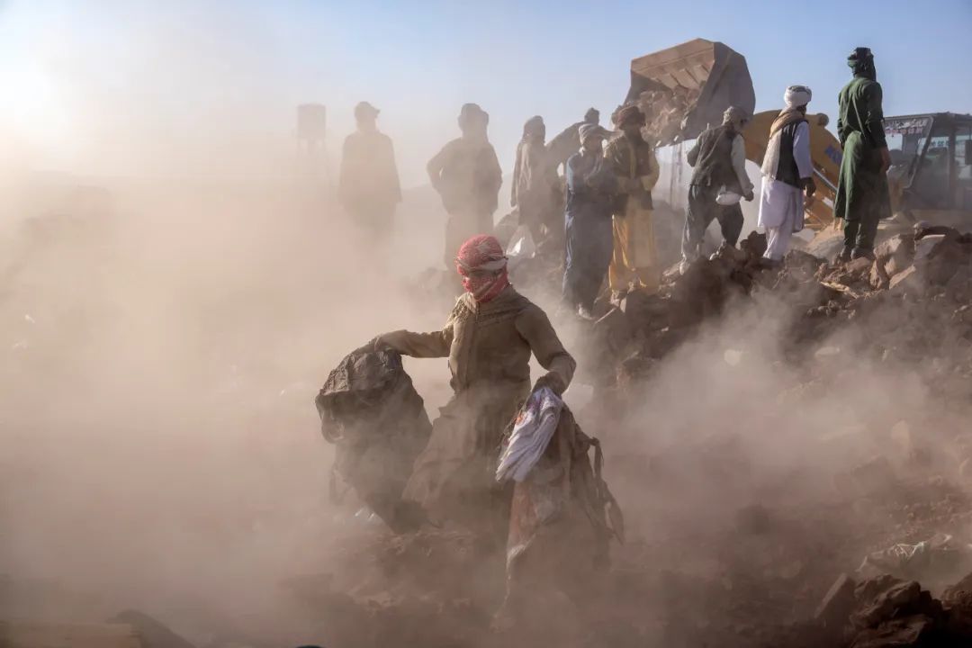 10月9日，阿富汗赫拉特省，在受地震影响最严重的津达詹区，人们开展地震搜救工作。图/视觉中国