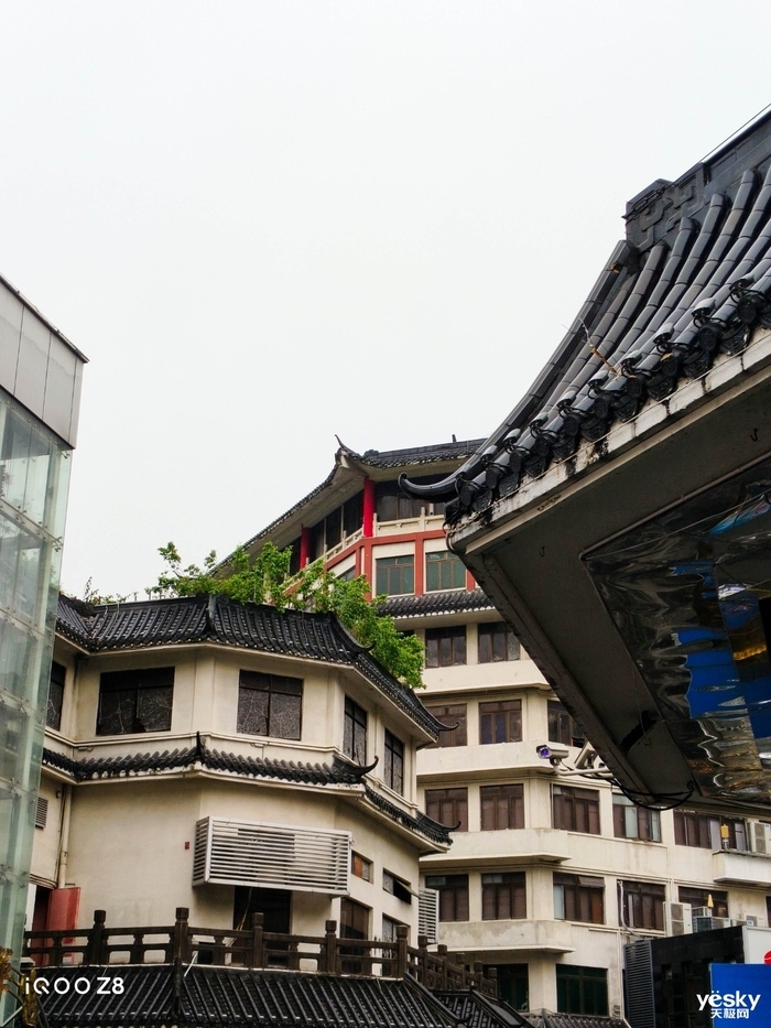 iQOO Z8评测:充电五分钟游戏两小时 千元电竞水桶机
