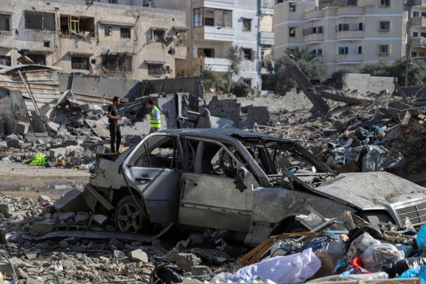 加沙城一辆被以色列军队空袭炸毁的汽车 图源：新华社