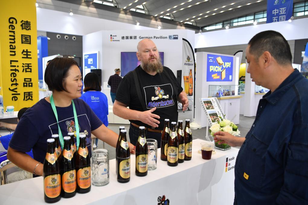 9月22日,观众在2023欧亚经济论坛经贸合作博览会暨中国(陕西)进出口商品展上品尝一款进口啤酒。新华社记者 邵瑞 摄