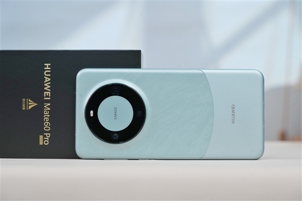三挖孔前所未有!华为Mate 60 Pro雅川青图赏