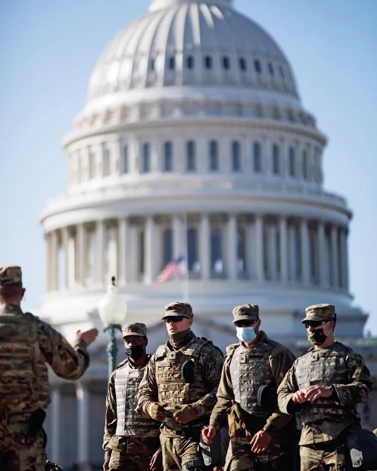 这是2021年1月14日在美国首都华盛顿特区的国会区域拍摄的美国国民警卫队士兵 新华社发（沈霆摄）