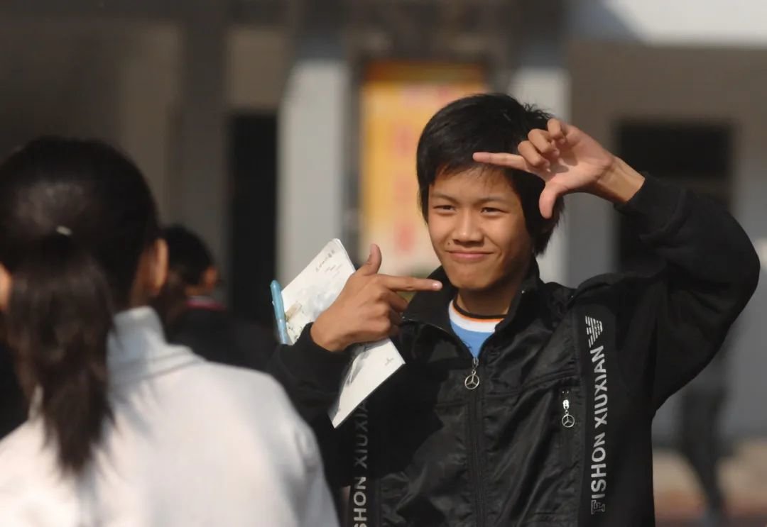 2009年11月1日, 扬州,聋哑学生和大学生志愿者用手语进行交流。 视觉中国供图(资料图片)