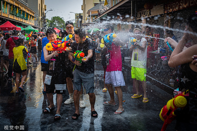 花车巡游、电音舞台、水枪大战……因新冠疫情沉寂三年的泰国宋干节庆祝活动今年全面“回归”,从首都曼谷到清迈、普吉等热门旅游城市,整个泰国迎来一场盛大的狂欢。(来源:新华网)