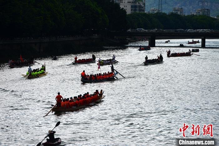 在福州市光明港,民众划桨竞渡,享受划龙舟的乐趣。 张斌 摄