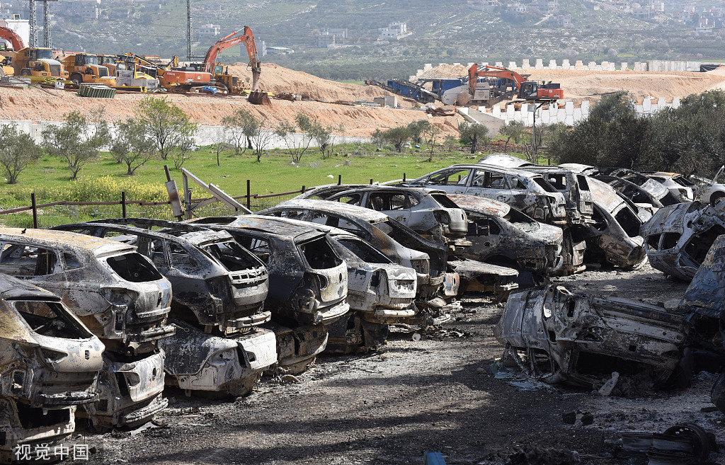 当地时间2023年2月27日，约旦河西岸哈瓦拉，两名以色列兄弟被一名巴勒斯坦枪手杀害，以色列定居者在报复性袭击中烧毁了汽车。