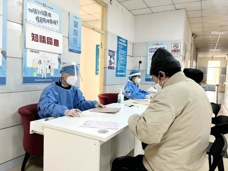 接种者填写《疫苗接种知情同意书》。北京“东湖望京花园东社区”图