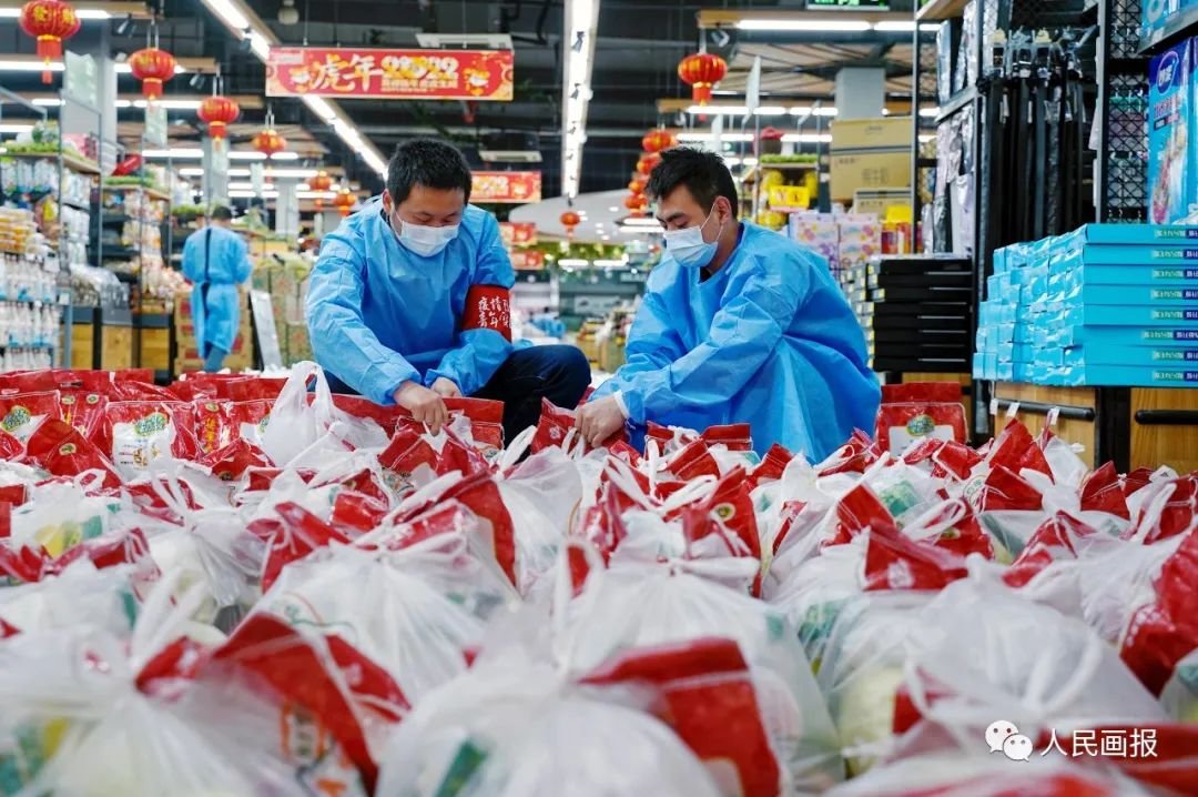 2022年4月17日,上海市奉贤区西渡街道社区发展综合服务中心的工作人员入驻超市,承担分拣配货等工作。新华社 供图