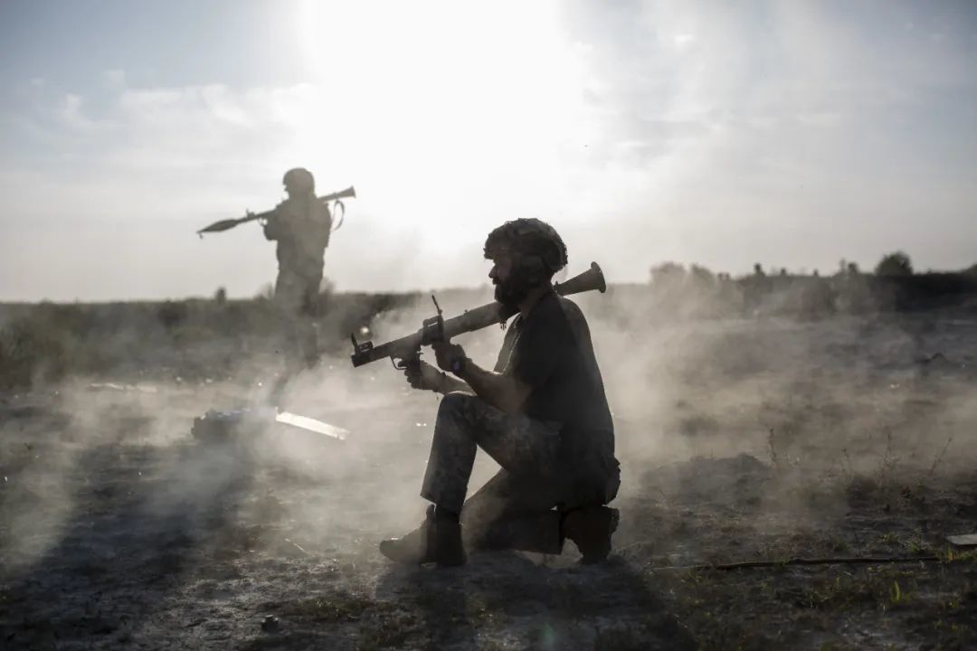 9月21日，顿涅茨克地区，乌克兰士兵在一处射击场进行军事训练。图/视觉中国