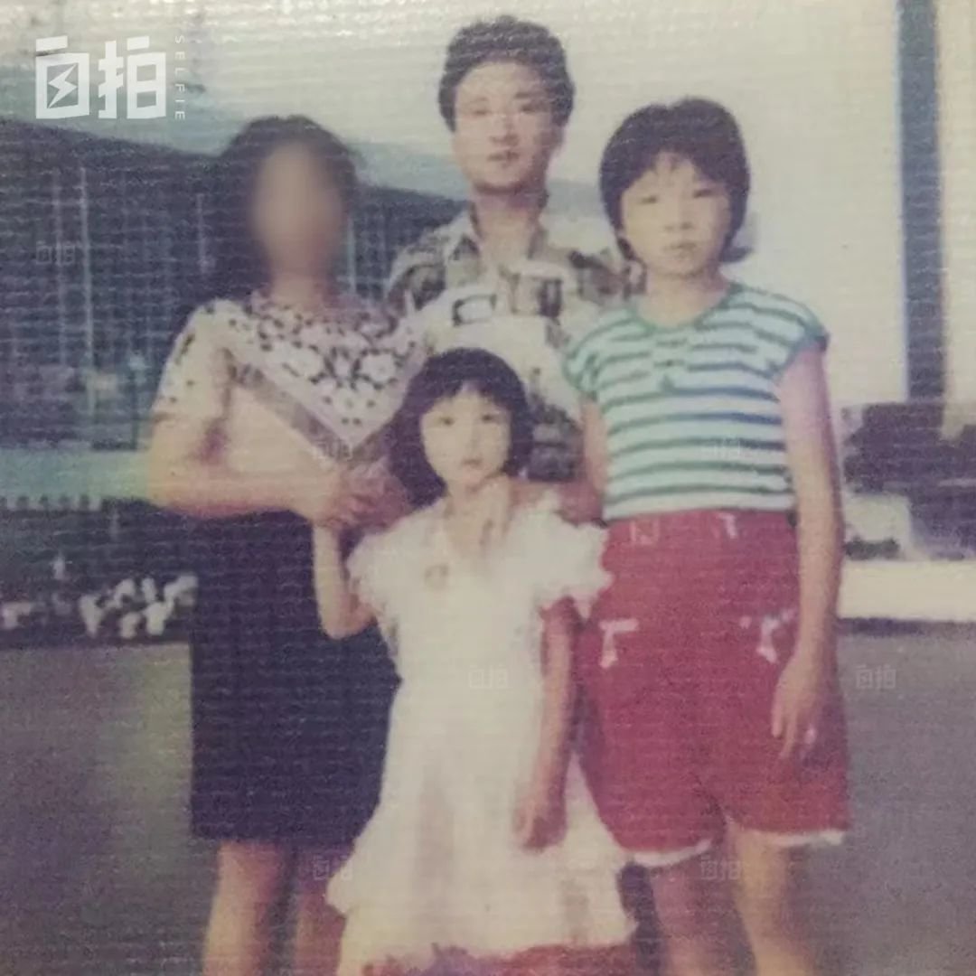七岁那年,我和爸爸妈妈姐姐的合影(中间白裙子的是我),为了养家,父母外出挣钱,和他们的合影并不多。