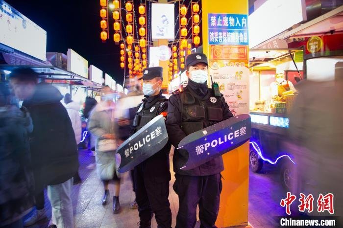 银川街头,执勤警察给民众带来满满安全感。 银川市公安局 供图