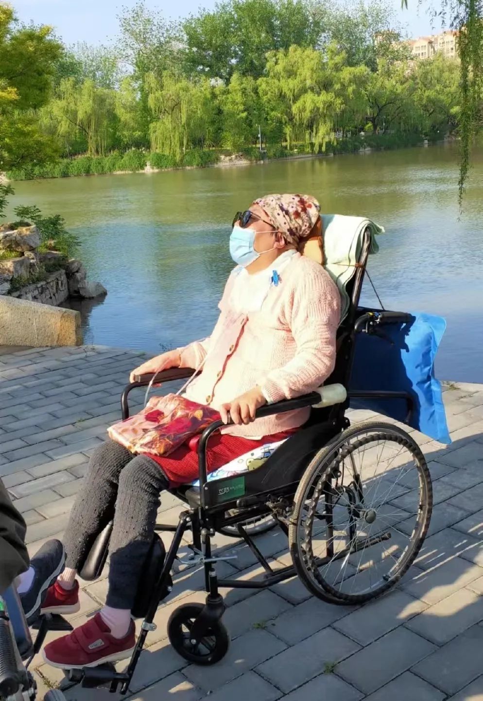 2023年朱令在疗养院户外晒太阳