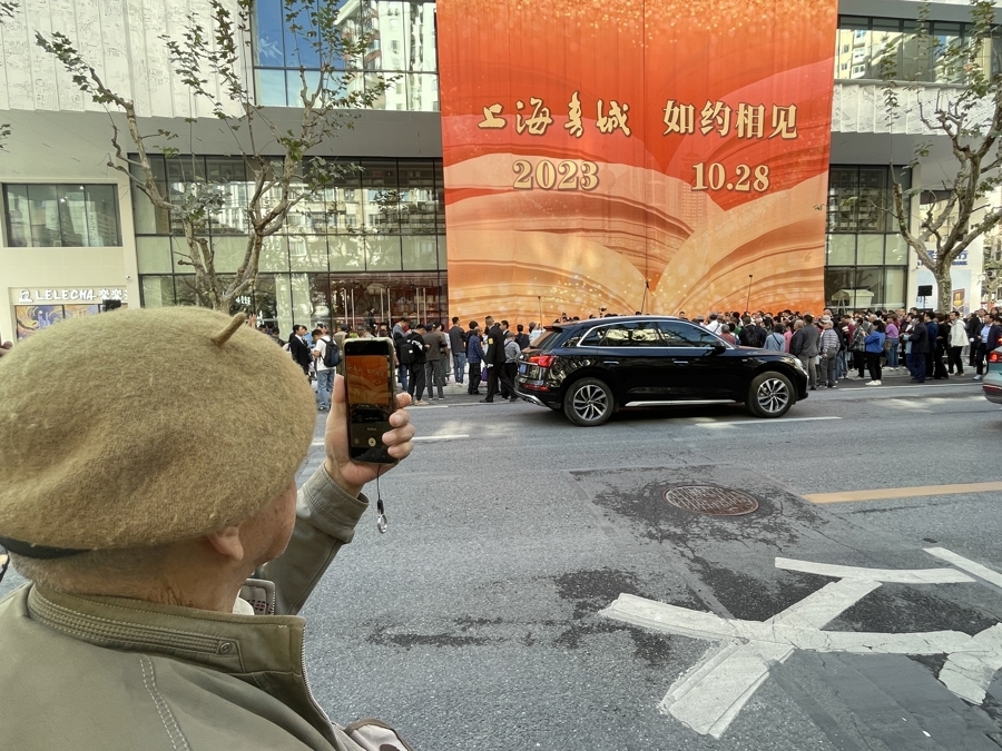 老书迷们正在拍照。朱雅文/摄