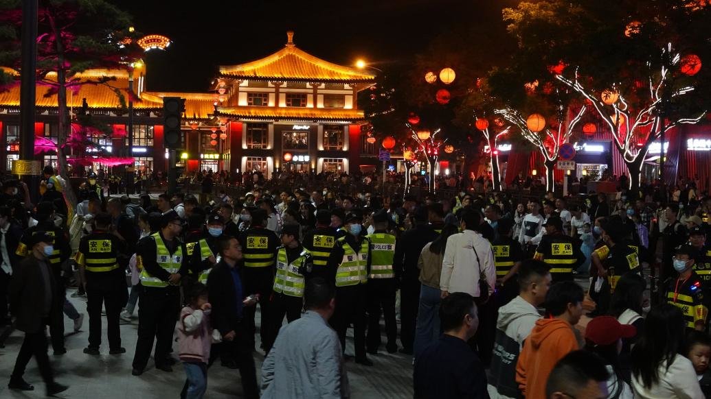 2023年4月29日晚，西安，大唐不夜城游人如织。视觉中国 图