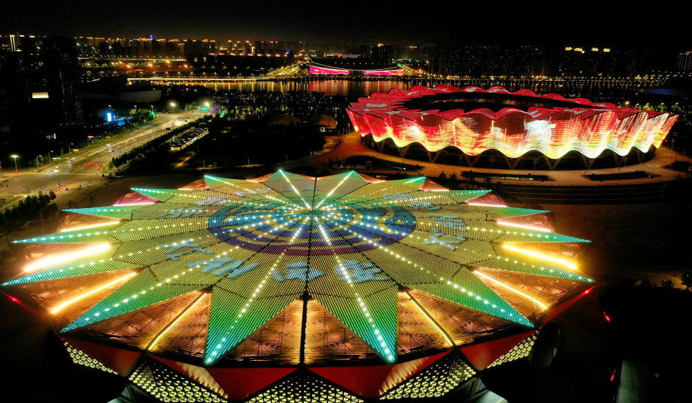 位于西安国际港务区的西安奥体中心（5月1日摄，无人机照片）。