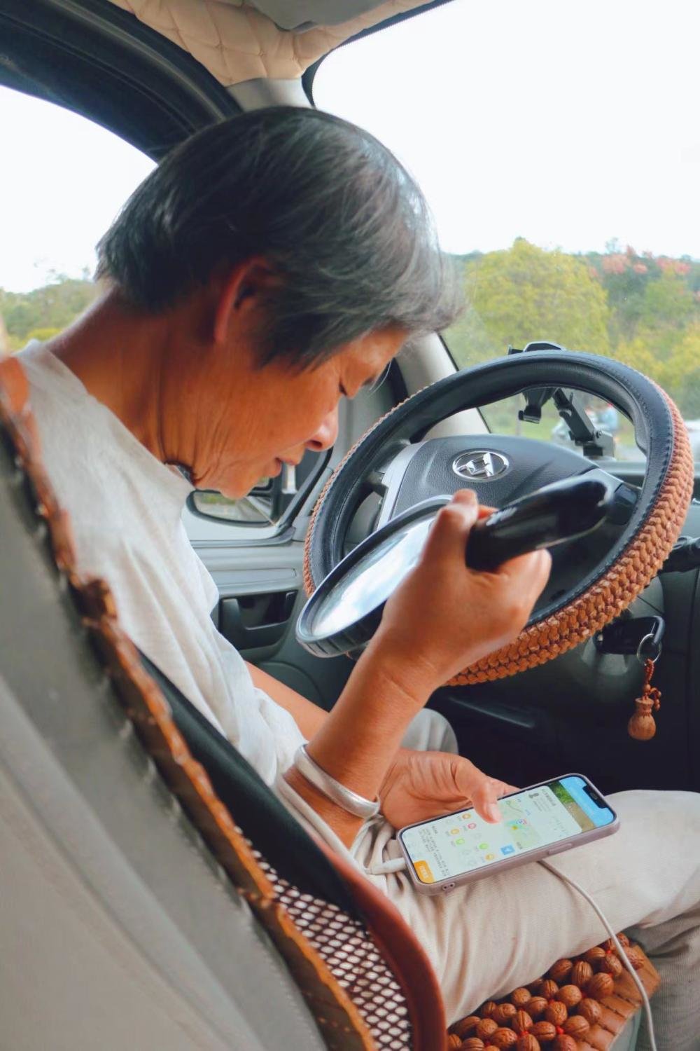 开车前,张瀛在查看路线。朱雅文 摄