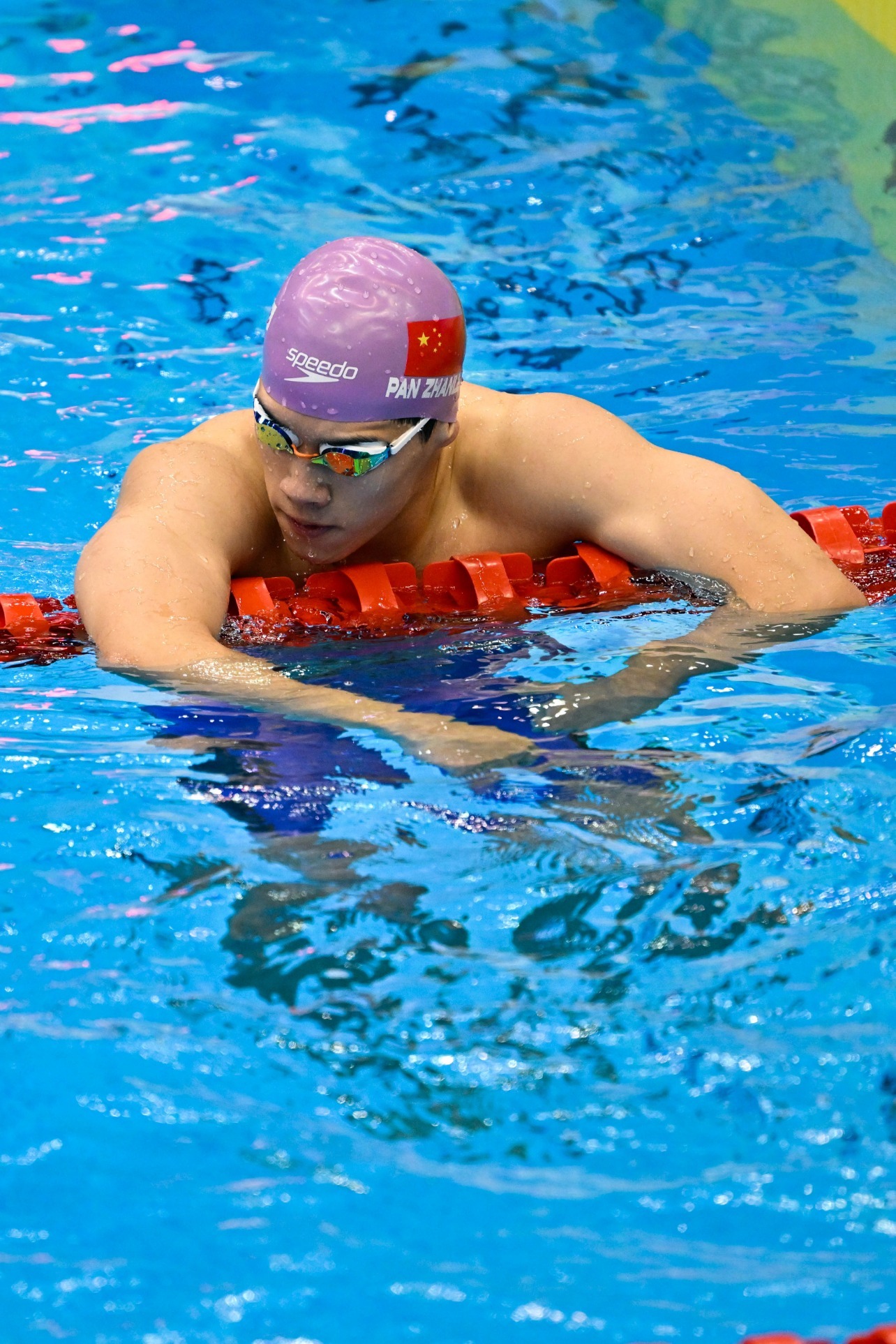7月24日，潘展乐在100米自由泳半决赛后。新华社记者张笑宇摄