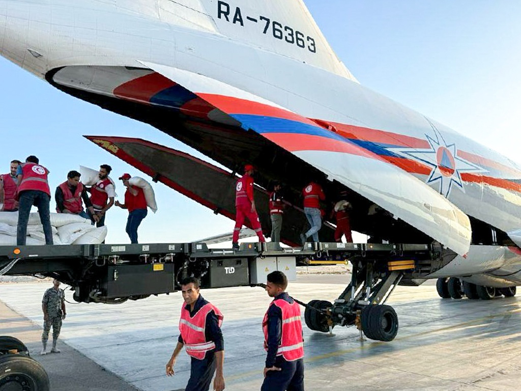 当地时间2023年10月19日，埃及，机场工作人员卸下俄罗斯援助加沙的物资。