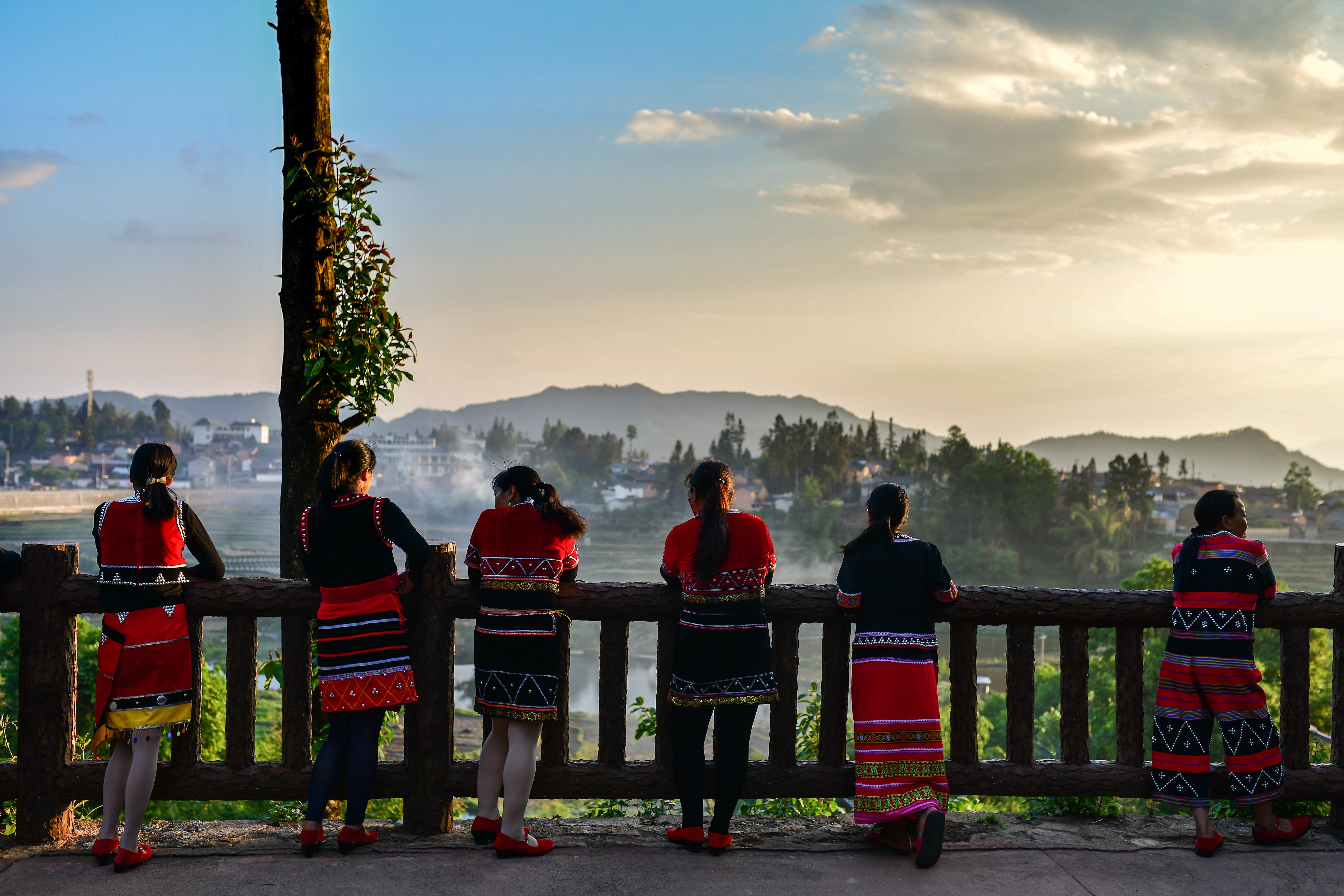 腾冲市司莫拉佤族村村民在广场上休息。新华社记者 胡超 摄