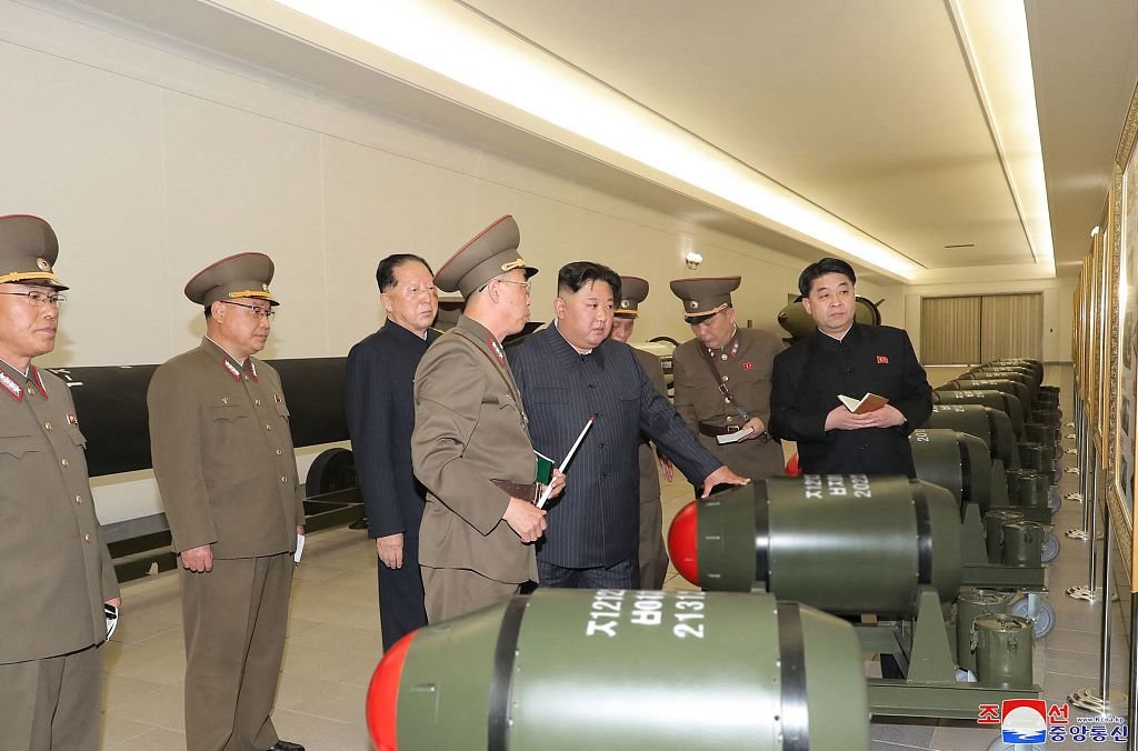 当地时间2023年3月27日,朝鲜,朝鲜最高领导人金正恩在一个未知地点视察核武器项目。视觉中国 图