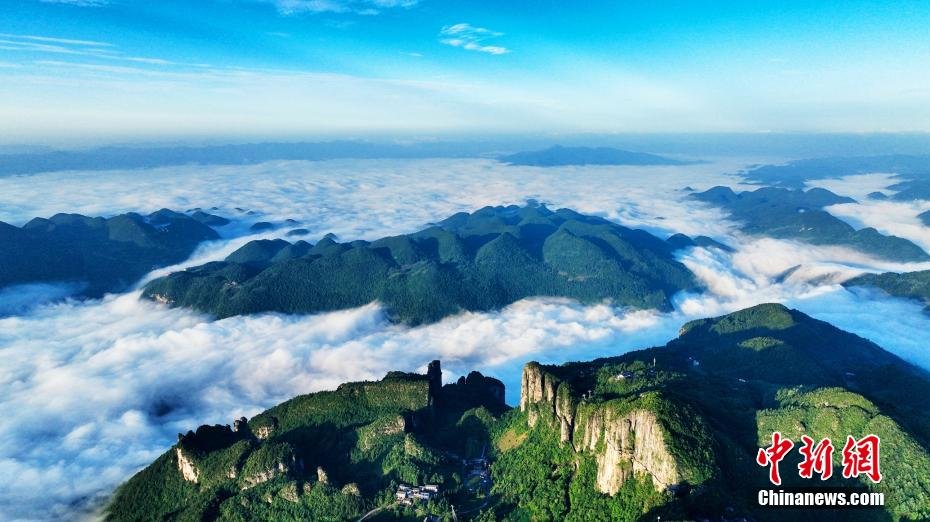 近日,在湖北恩施大峡谷,云海在峡谷间碰撞翻滚起伏,掀起万层“波浪”,构成了一幅“云以山为体,山以云为衣”的美丽画卷。恩施大峡谷地处湘渝鄂三地交界处,峡谷内天坑、地缝、绝壁、峰丛、岩柱群、溶洞、暗河等地质景观一应俱全,被称为“喀斯特地形地貌天然博物馆”。