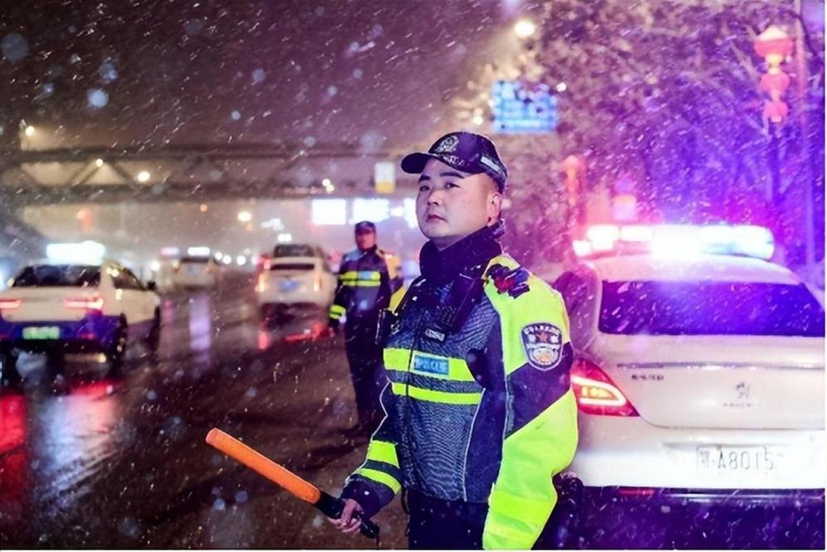 湖北警方投入3万余名警力战风雪保畅通