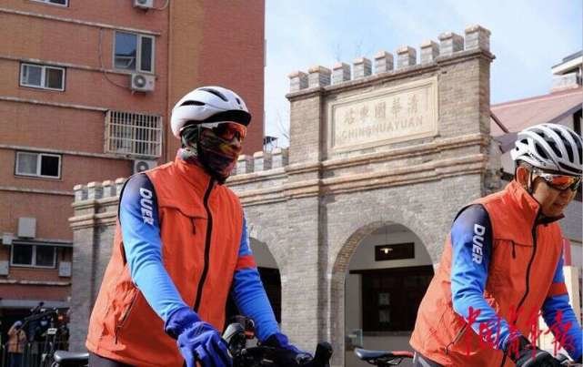 3月25日，清华园车站旧址，骑行队伍出发重走“进京赶考之路（北京段）”。（中青报·中青网见习记者 尹希宁/摄）