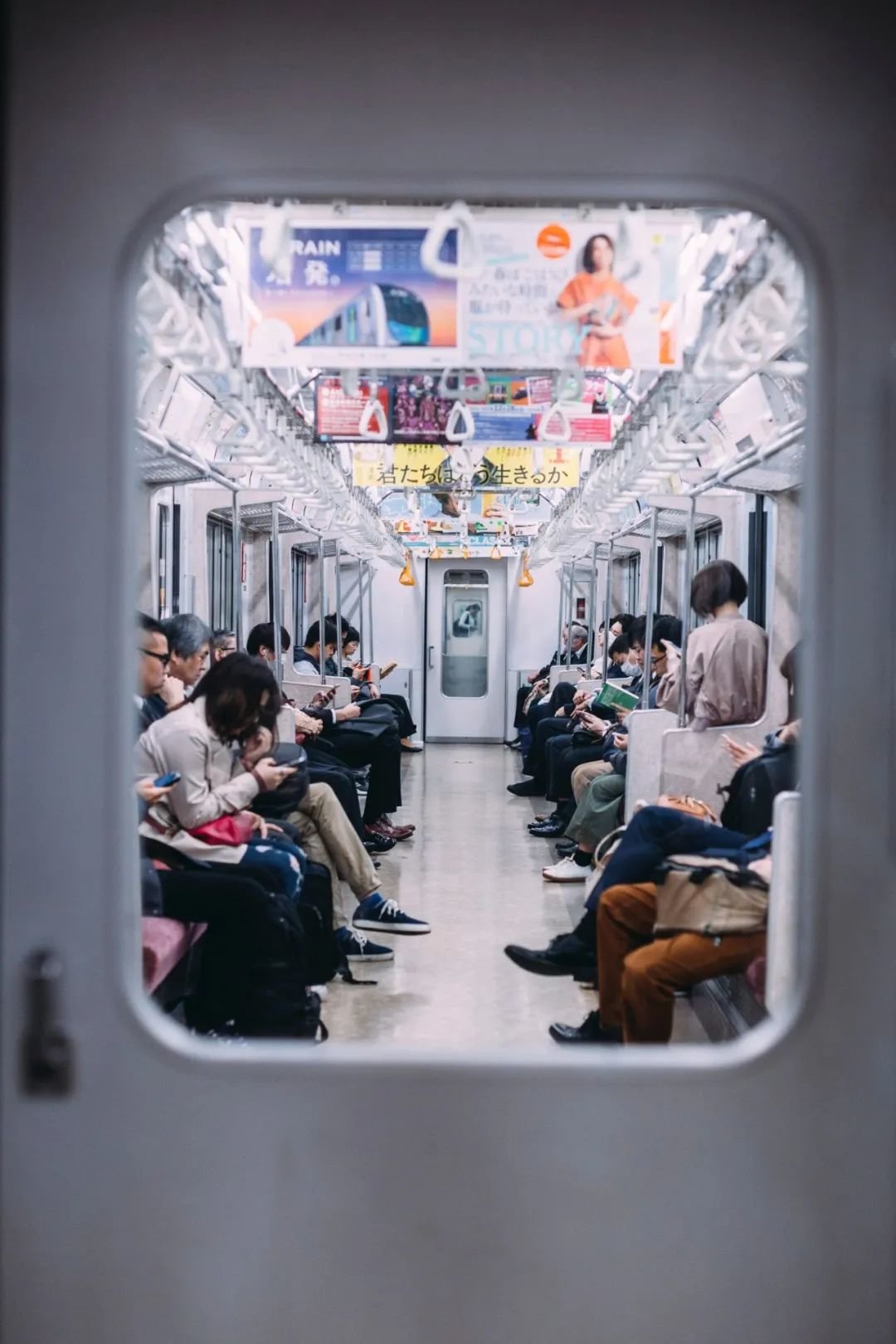 地铁等交通工具竟然成了“特种兵”们唯一可以休息的地方。/unsplash