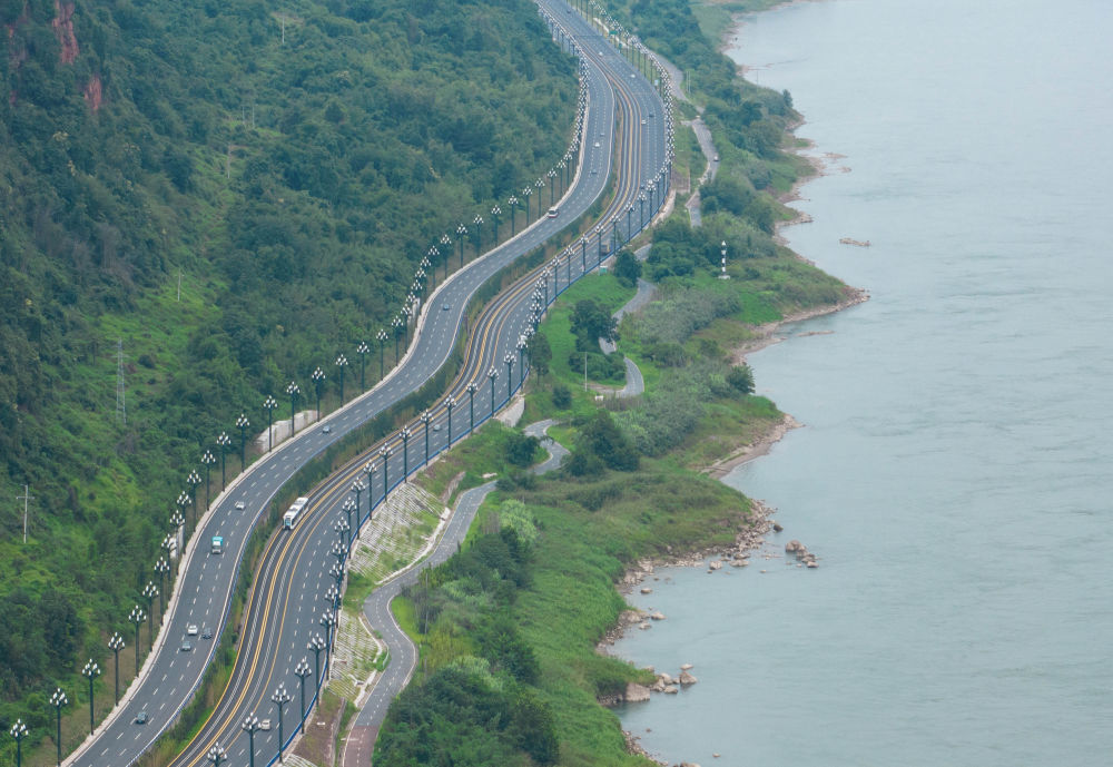 ↑这是宜宾市三江新区通往南溪区的智能轨道快运系统T4线，沿着长江边运行。