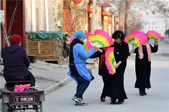 2023年1月22日,正月初一,石家庄一个村庄里,乡村医生偶遇村秧歌队排练。视觉中国供图